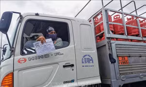 Nhiều lái xe bỡ ngỡ trong ngày đầu Cần Thơ áp dụng chở hàng phải đăng ký trước