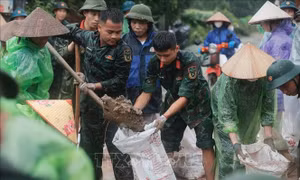 Trung đoàn 102 (Sư đoàn 308) sát cánh cùng nhân dân khắc phục hậu quả lũ lụt