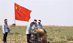 Tàu Thường Nga-6 trở về Trái Đất mang theo những mẫu vật đầu tiên từ vùng khuất của Mặt Trăng