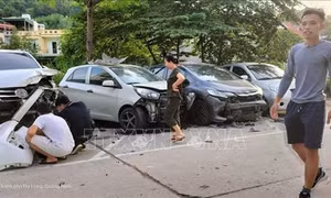 Quảng Ninh: Xe bán tải đâm liên hoàn, 10 xe hư hỏng nặng