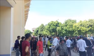 Nạn 'phe vé' ở sân Vinh trước trận Sông Lam Nghệ An - TP Hồ Chí Minh 