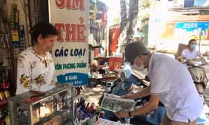 Sạp báo của cụ Mùi