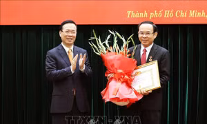 Chủ tịch nước trao Huy hiệu 45 năm tuổi Đảng cho Bí thư Thành ủy TP Hồ Chí Minh