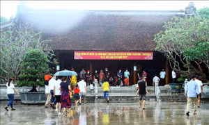 Dâng hương tưởng niệm Bác Hồ tại Khu Di tích Kim Liên