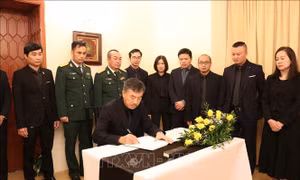 Bạn bè quốc tế và kiều bào tại CH Séc đến viếng và ghi sổ tang tưởng nhớ Tổng Bí thư Nguyễn Phú Trọng