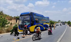 Ninh Thuận: Xe máy va chạm với ô tô khách, một phụ nữ tử vong