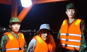 Cứu nạn kịp thời một thuyền viên trên vùng biển Cà Mau