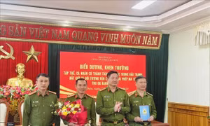 Khen thưởng tập thể, cá nhân có thành tích phá vụ án vận chuyển ma túy