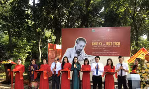Triển lãm 'Sưu tập chữ ký và bút tích của Chủ tịch Hồ Chí Minh giai đoạn 1945 - 1969'