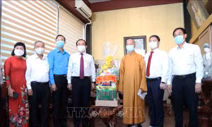 Bí thư Thành ủy TP Hồ Chí Minh thăm, chúc mừng tại các cơ sở Phật giáo