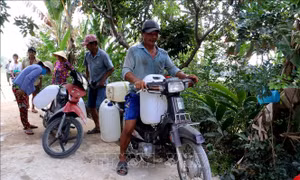 Người dân một số xã ở Bến Tre được nhận nước ngọt miễn phí