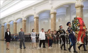 Nhà lãnh đạo Triều Tiên cùng phu nhân viếng cung Thái Dương 