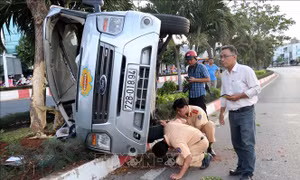 Ô tô 16 chỗ lao vào dải phân cách rồi lật nghiêng