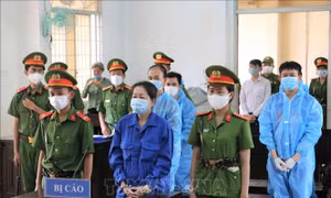 Tuyên án 5 bị cáo trong đường dây vận chuyển trái phép tiền tệ qua biên giới