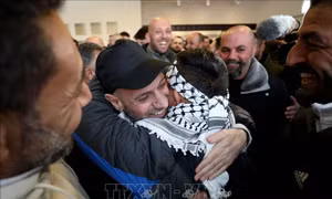 Hamas và Israel tiến hành đợt trao trả con tin, tù nhân thứ 6