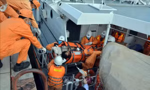 Kịp thời đưa thủy thủ tàu hàng nước ngoài bị tai nạn lao động vào bờ cấp cứu