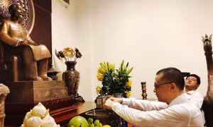 Dâng hương viếng Bác tại Campuchia