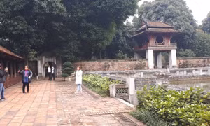 Văn Miếu – Quốc Tử Giám đông khách trong ngày đầu mở cửa trở lại
