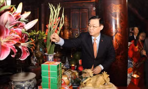 Đoàn đại biểu lãnh đạo thành phố Hà Nội dâng hương tại Cố đô Hoa Lư và Đền Đô