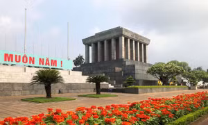 Đông đảo nhân dân vào Lăng viếng Bác