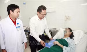 Thăm hỏi, động viên các nạn nhân bị thương trong vụ cháy ở quận Tân Bình