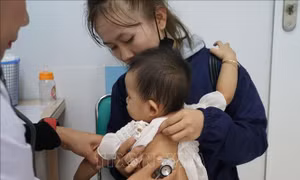 Nắng nóng kéo dài, trẻ em và người già mắc các bệnh hô hấp, tiêu hóa gia tăng
