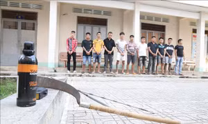 Tạm giữ 8 đối tượng mang hung khí đi đòi nợ thuê