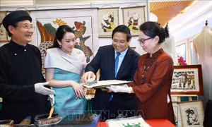 Thủ tướng Phạm Minh Chính và Thủ tướng Thái Lan thưởng lãm các sản phẩm thủ công Việt Nam