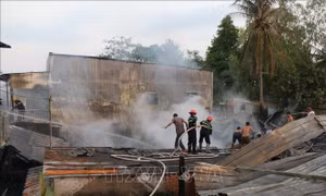 Cháy lớn làm thiệt hại 8 căn nhà
