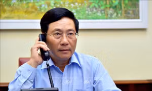 Phó Thủ tướng, Bộ trưởng Ngoại giao Phạm Bình Minh điện đàm với Bộ trưởng Ngoại giao Canada