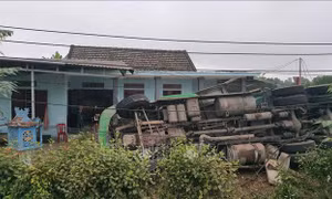 Xe container mất lái lao vào nhà dân ở Quảng Trị