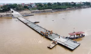 Đang lắp đặt cầu phao Phong Châu