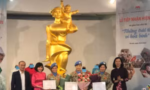 Bảo tàng Phụ nữ Việt Nam tiếp nhận hiện vật do các nữ quân nhân 'mũ nồi xanh' trao tặng