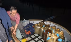 Tạm giữ hơn 1.000 lít dầu DO không rõ nguồn gốc