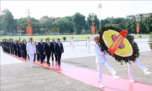 Lãnh đạo Đảng, Nhà nước tưởng niệm các Anh hùng liệt sỹ và vào Lăng viếng Chủ tịch Hồ Chí Minh