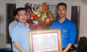 Trao Bằng khen của Thủ tướng cho anh Nguyễn Đức Chính dũng cảm cứu người 