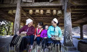 Vẻ đẹp trang phục riêng có của phụ nữ Mường Hòa Bình