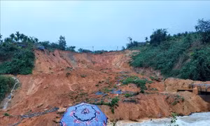 Sạt lở núi đe dọa tính mạng người dân khu tái định cư Anh Nhoi 2
