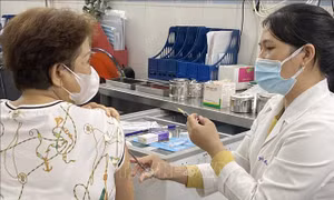 TP Hồ Chí Minh: Người dân đổ xô đi tiêm vaccine phòng bệnh bạch hầu, chuyên gia khuyến cáo không nên quá lo lắng