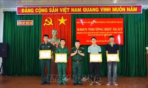 Khen thưởng các cá nhân cứu du khách nước ngoài bị sóng cuốn 