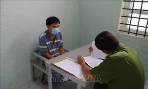 Tống đạt quyết định tạm giữ các đối tượng đánh bạc và tổ chức đánh bạc