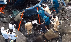 Xe tải lao xuống suối cạn, 3 người thiệt mạng tại chỗ