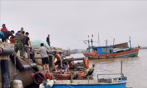 Cứu nạn kịp thời 6 thuyền viên gặp nạn trên vùng biển Quảng Bình