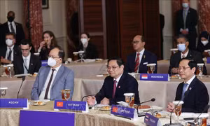 Thủ tướng cùng các Lãnh đạo ASEAN ăn trưa làm việc với Phó Tổng thống Hoa Kỳ 