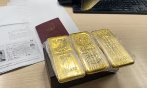 Nam thanh niên nước ngoài vận chuyển lậu 3kg vàng qua đường hàng không