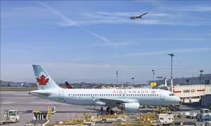Trên 800 nhân viên Air Canada bị tạm nghỉ việc vì chưa tiêm chủng đầy đủ