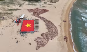 Trang nghiêm, xúc động Lễ Thượng cờ Tổ quốc tại Bãi Môn - Mũi Điện