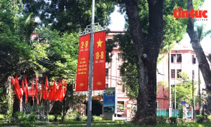 Dọc tuyến đường Hoàng Diệu đỏ rực băng cờ chào mừng 77 năm Cách mạng tháng Tám và Quốc khánh 2/9