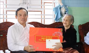 Phó Thủ tướng Trần Lưu Quang thăm, chúc Tết, tặng quà tại Ninh Thuận