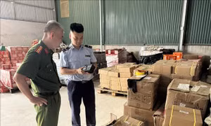 Thu giữ hàng nghìn ắc quy không rõ nguồn gốc